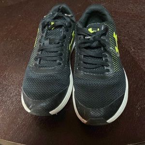 Boys size 4.5 under armour good condition